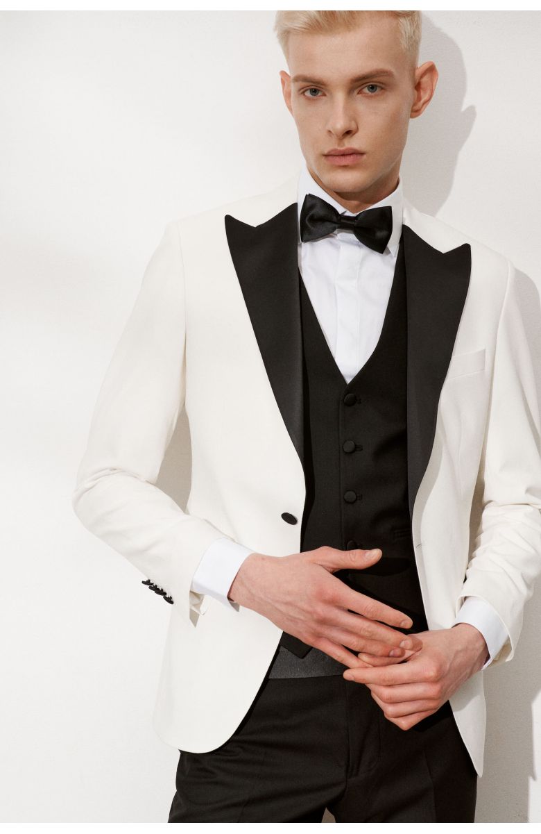 Комплект на корпоратив с белым смокингом с черными итальянскими лацканами (костюм тройка, рубашка, ремень, туфли, бабочка)